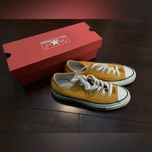 Converse Chuck Taylor low tops in Sunflower in size 9. NO BOX